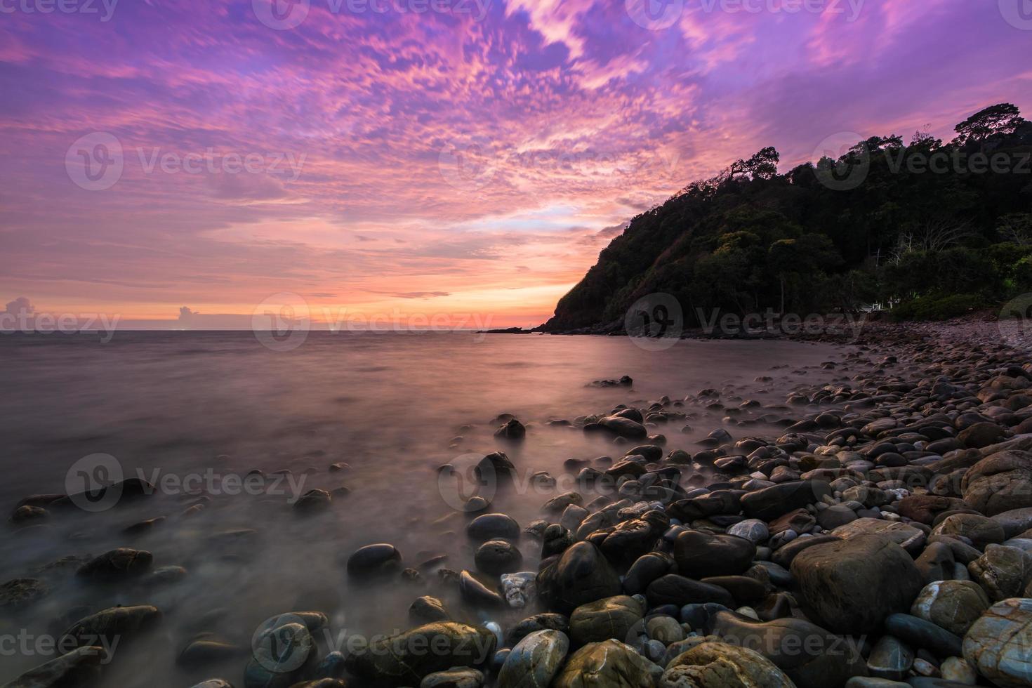 larga exposición de olas al atardecer foto