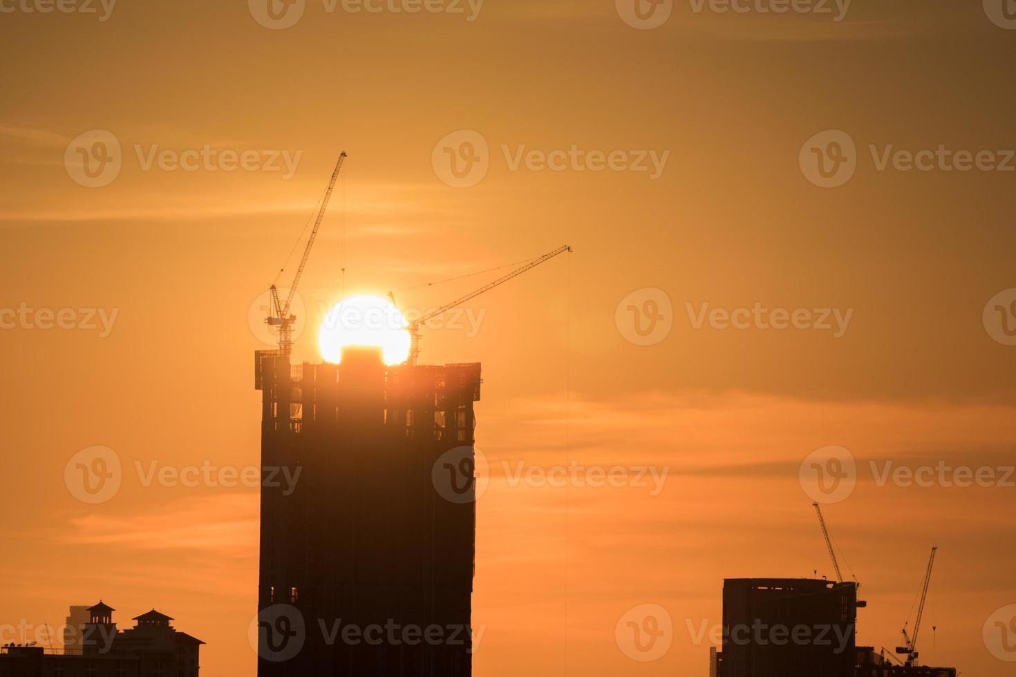 siluetas de edificios al atardecer foto