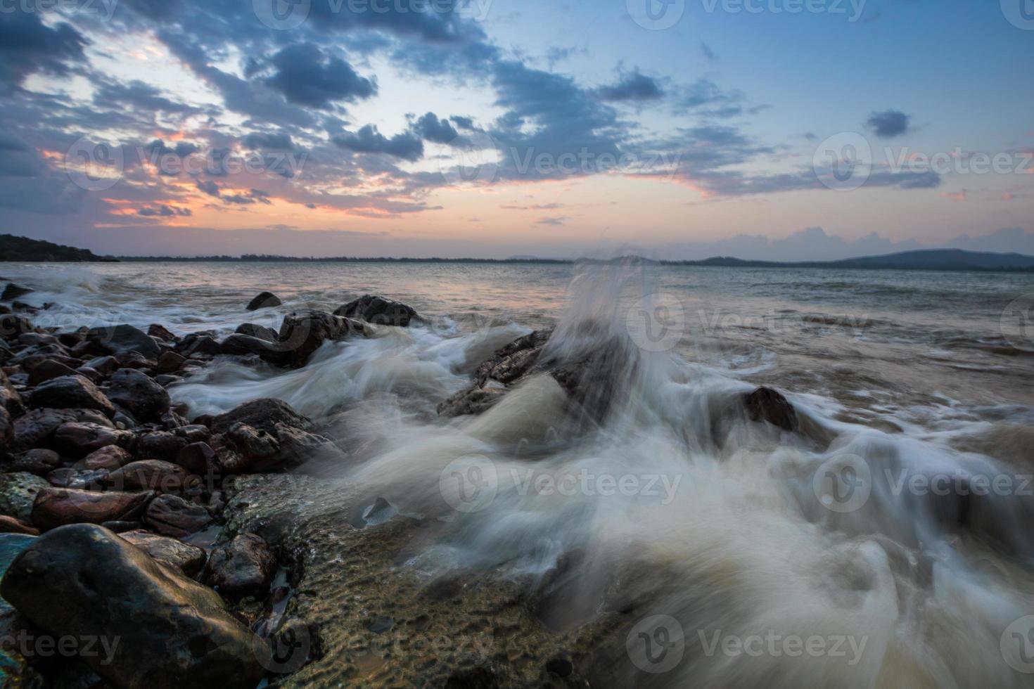 lapso de tiempo de las olas al atardecer foto