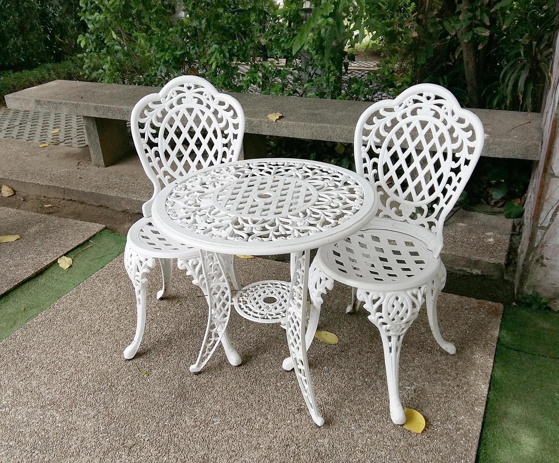 White metal chairs and table 1995860 Stock Photo at Vecteezy