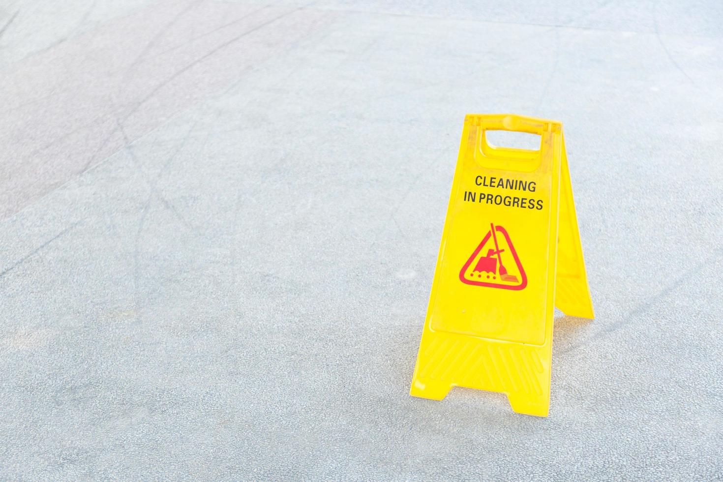 Yellow cleaning sign photo