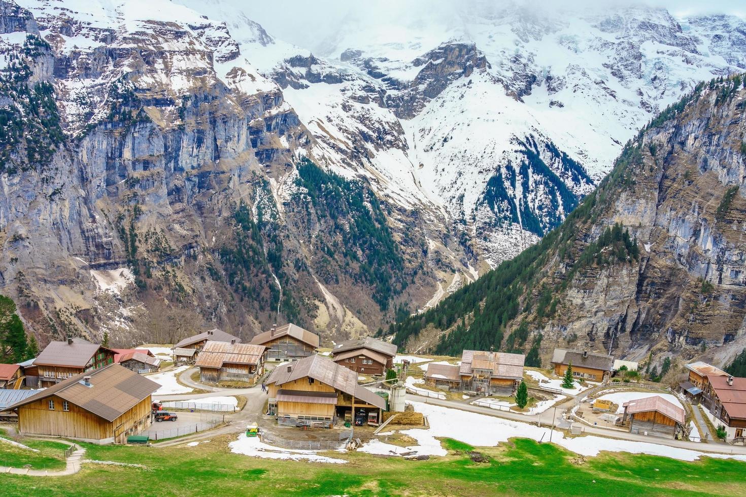 Los Alpes en Gimmelwald y Murren en Suiza foto