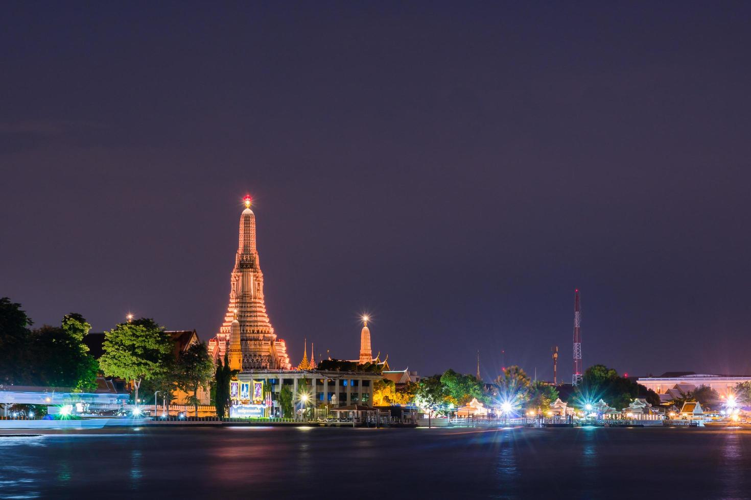 Templo de Wat Arun en Bangkok al atardecer foto