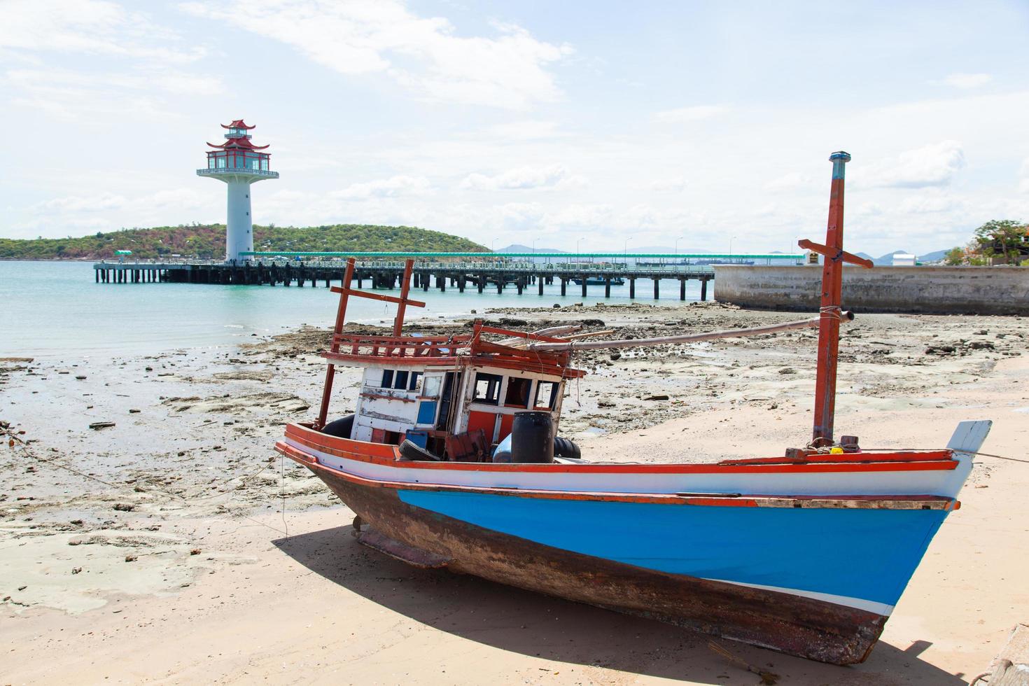 Barco pesquero amarrado en la playa en Tailandia foto