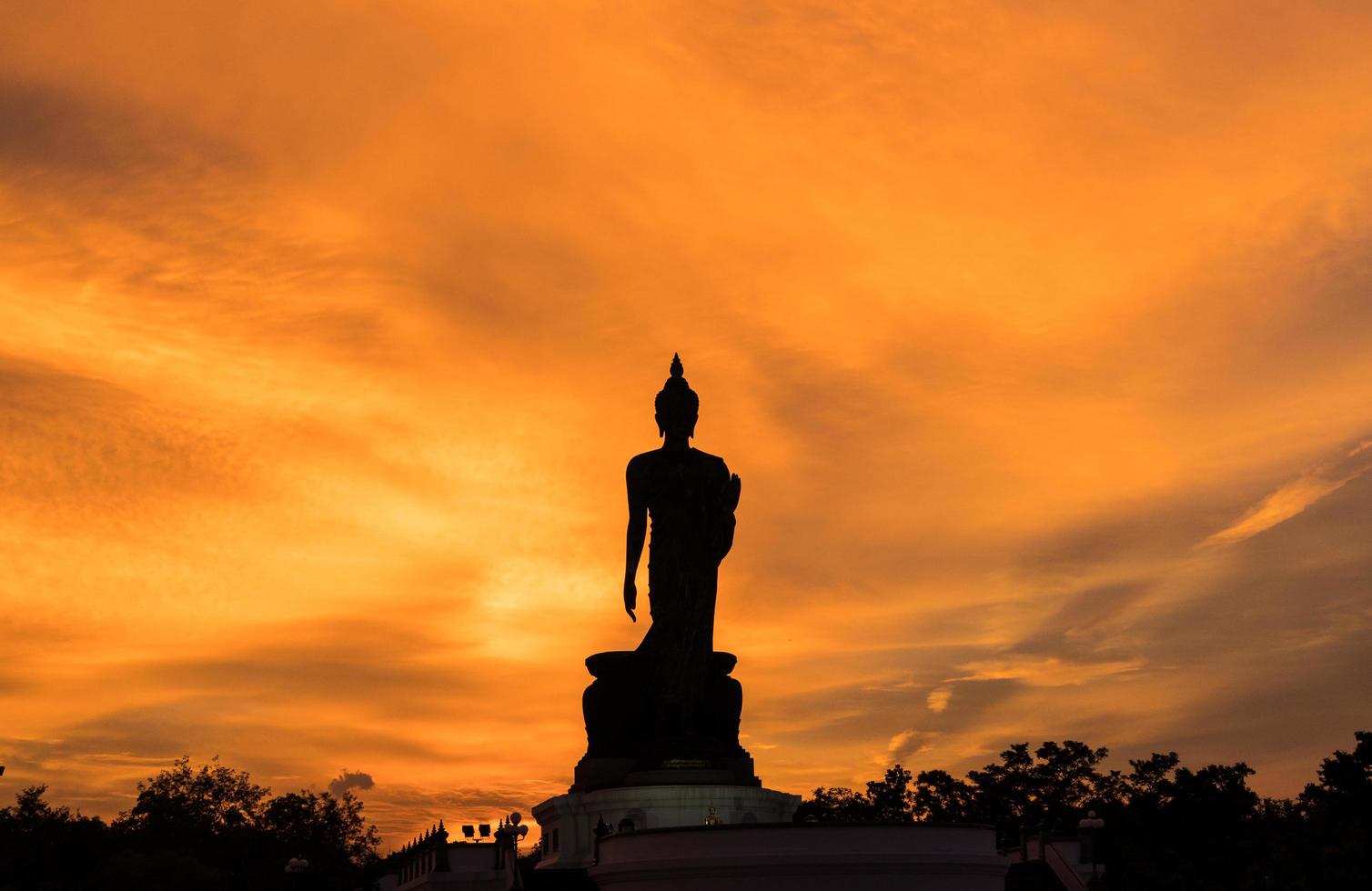 Gran silueta de Buda en Tailandia al atardecer foto