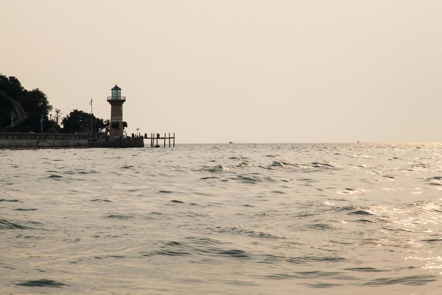 faro en la costa foto