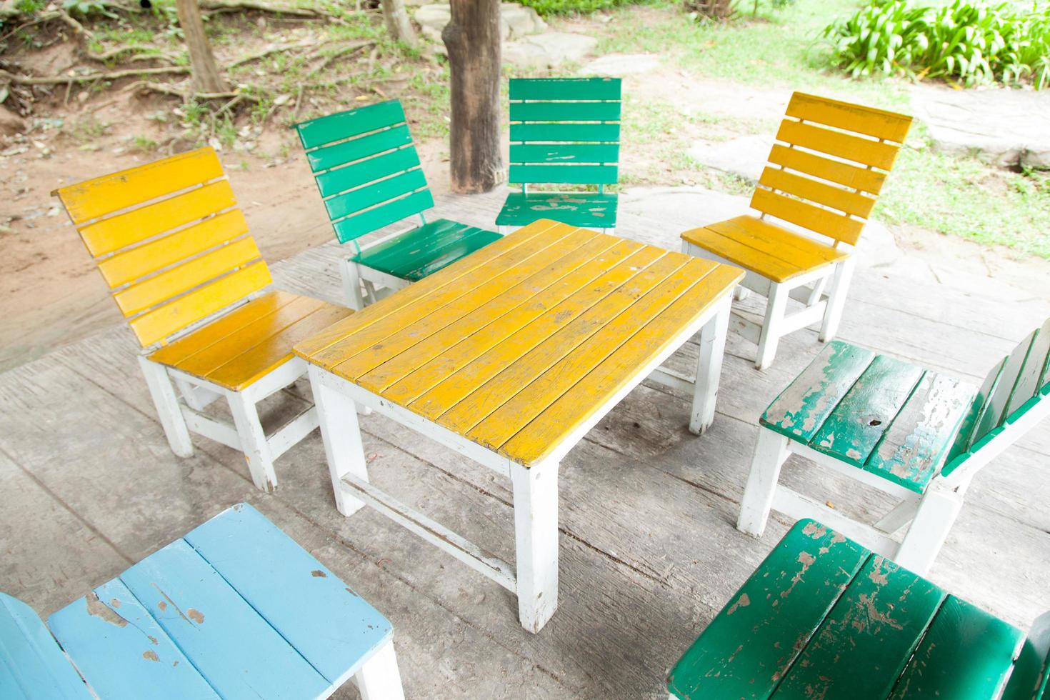 mesa y sillas de madera multicolor foto