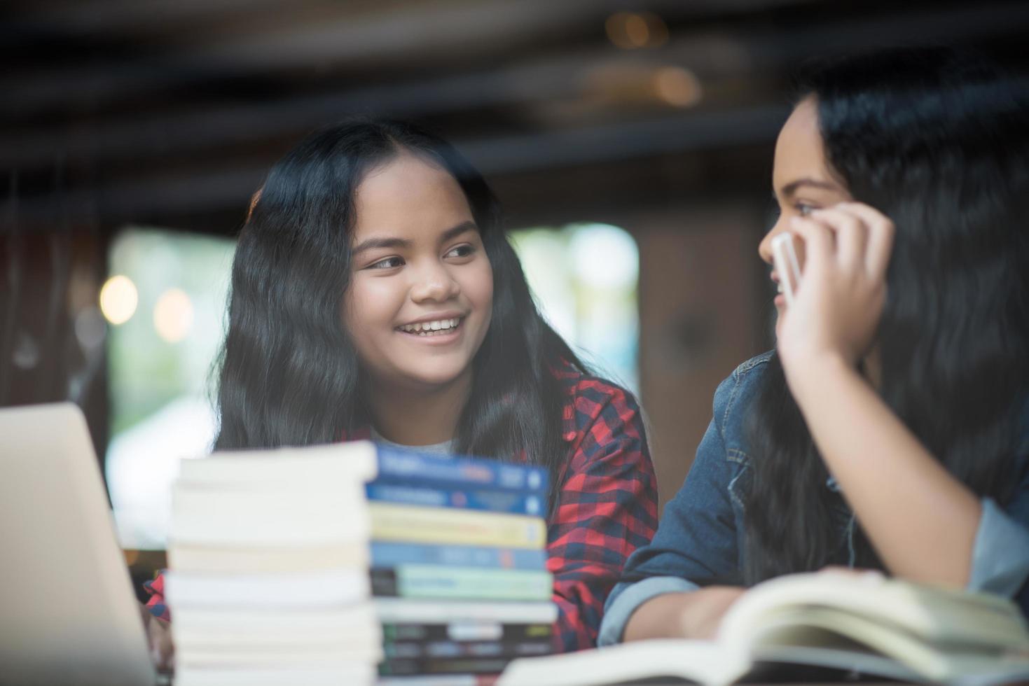 dos amigos estudiantes felices en un café foto