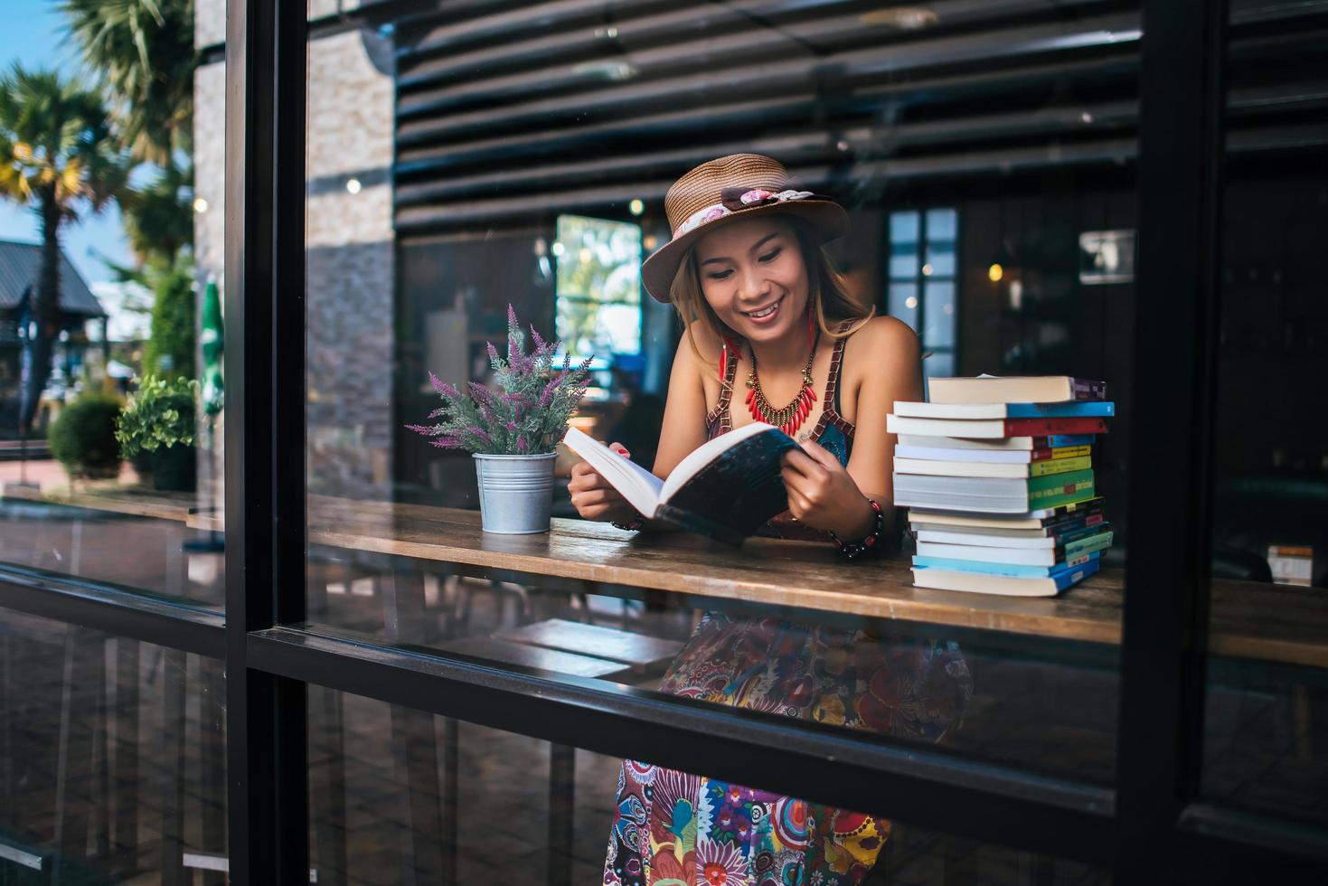 mujer joven, leer un libro, en, un, café foto