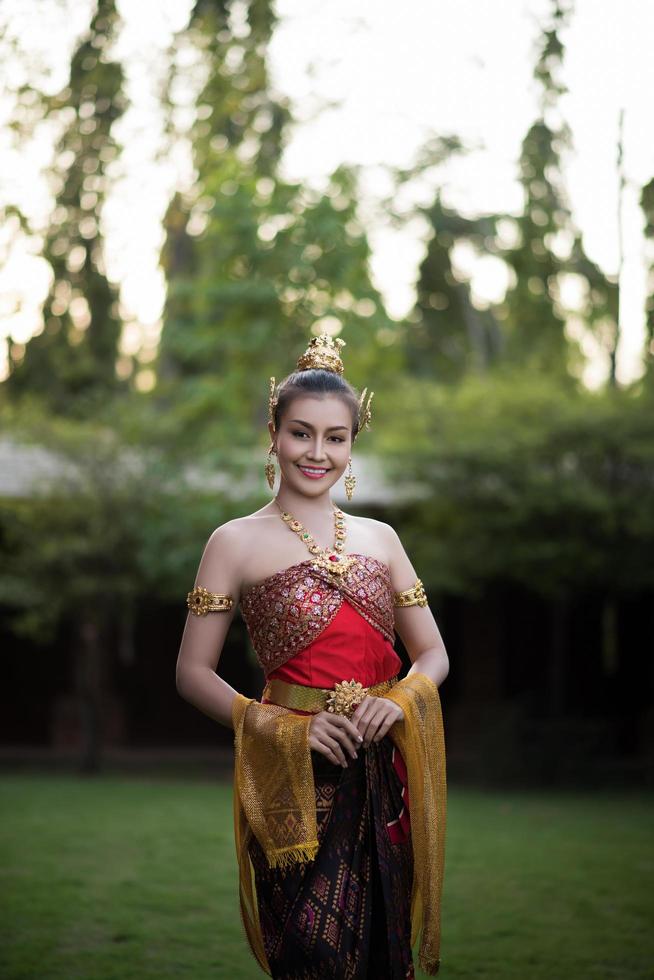 mujer vistiendo un vestido típico tailandés foto