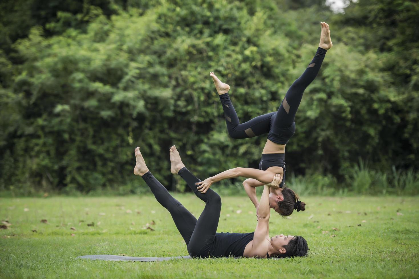pareja haciendo yoga en el parque foto