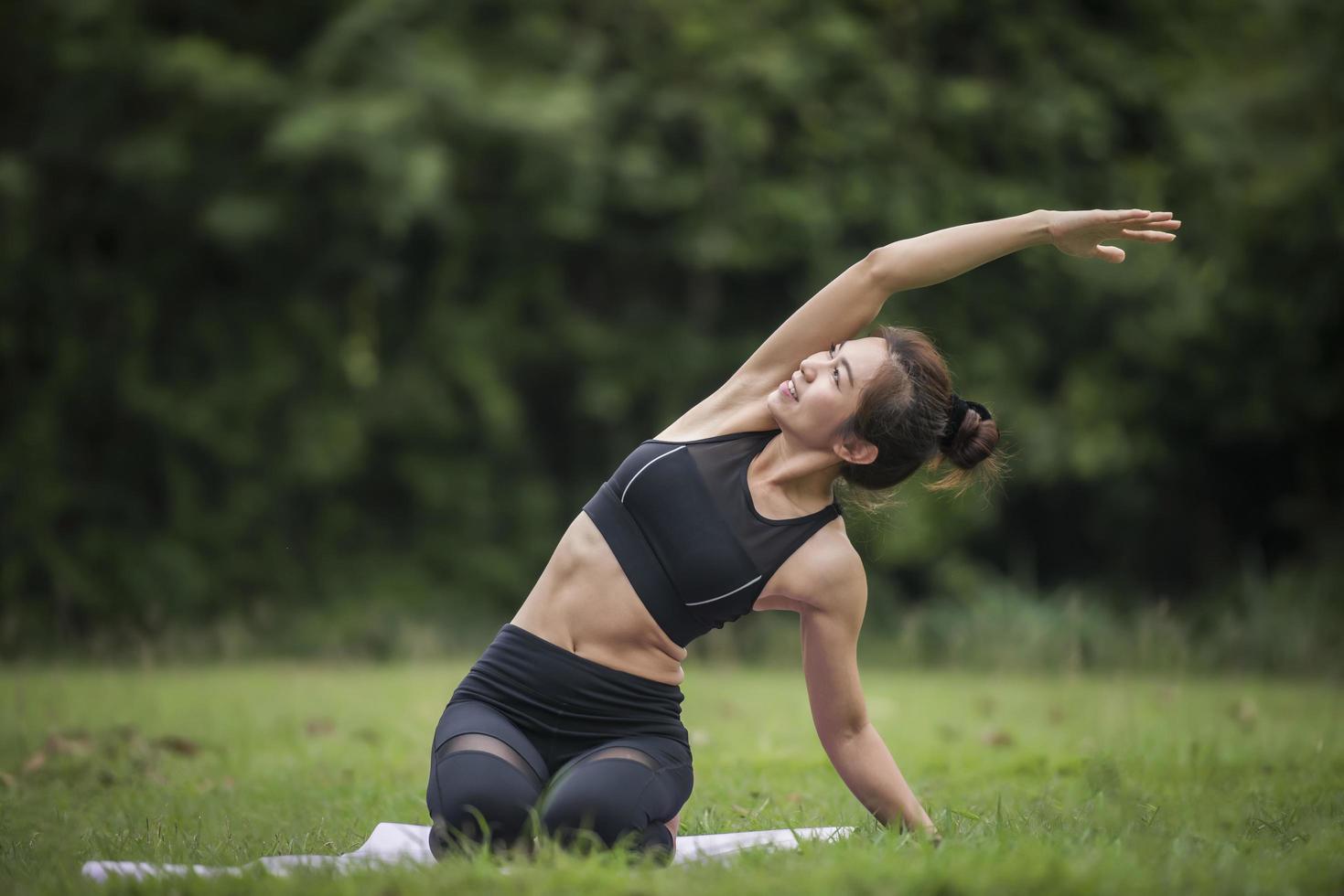 mujer haciendo yoga en el parque foto