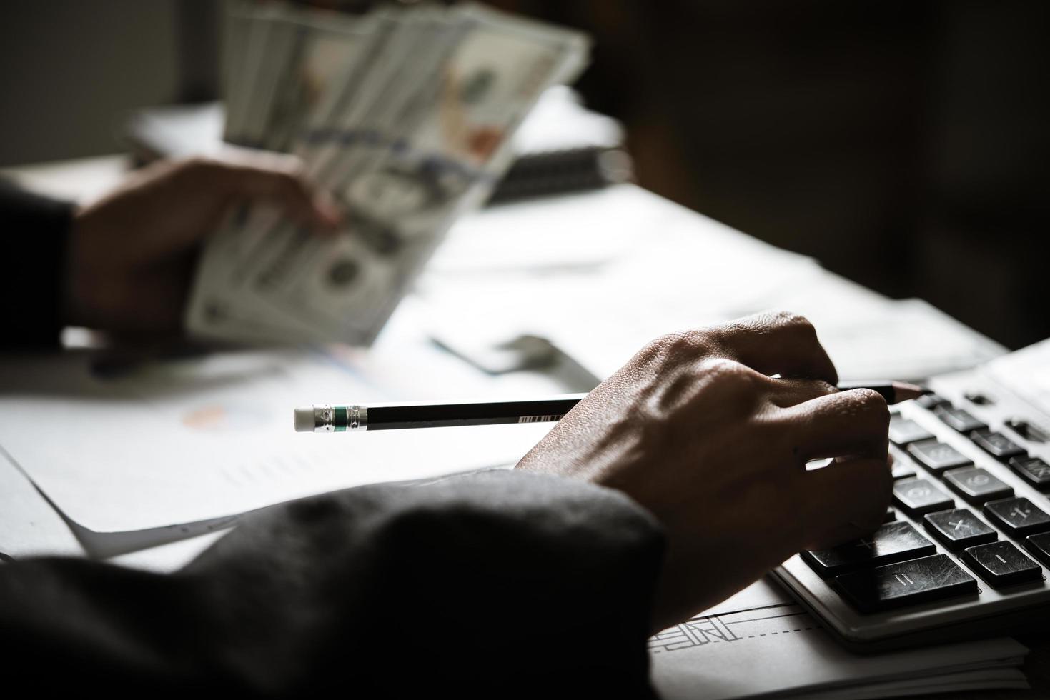 persona de negocios calculando el crecimiento financiero y la inversión foto