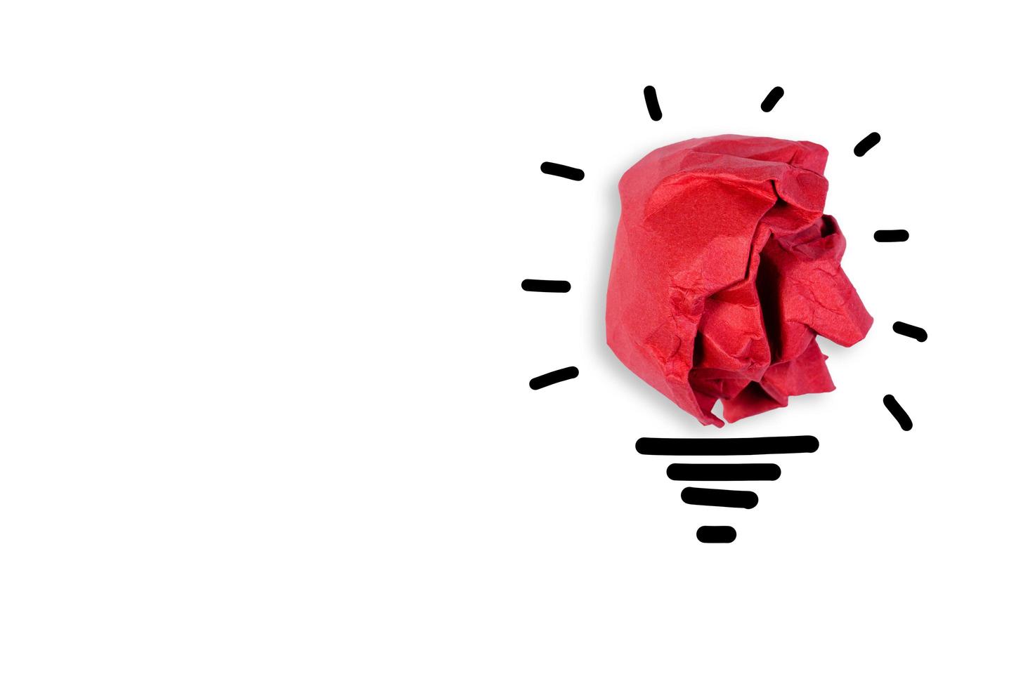 conceptos de idea con bombillas de papel rojo arrugado foto