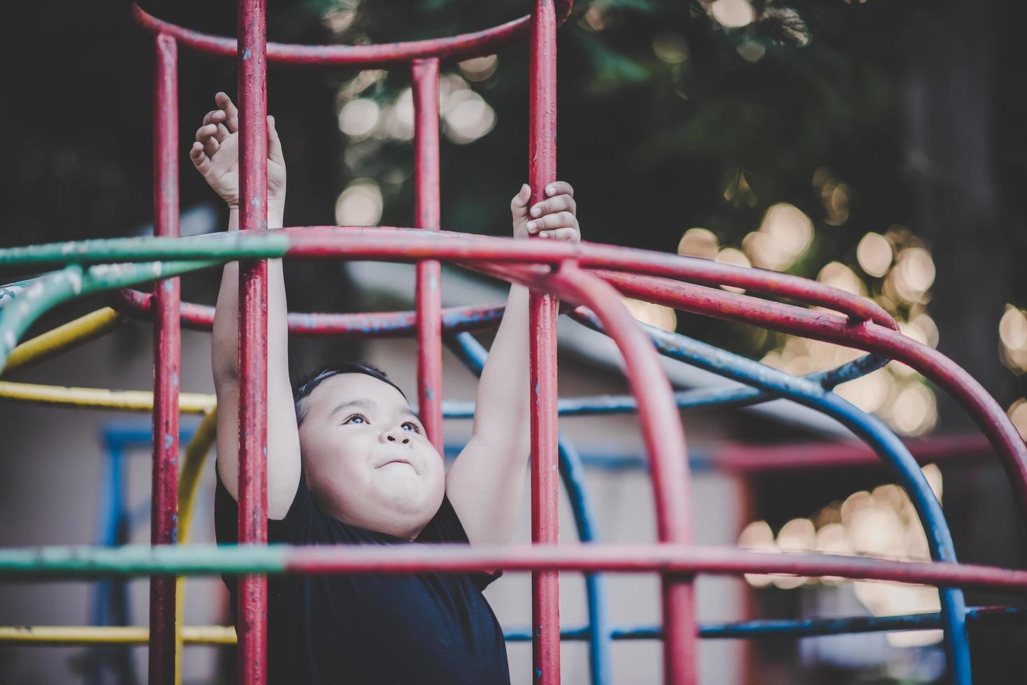 niño jugando en el parque foto