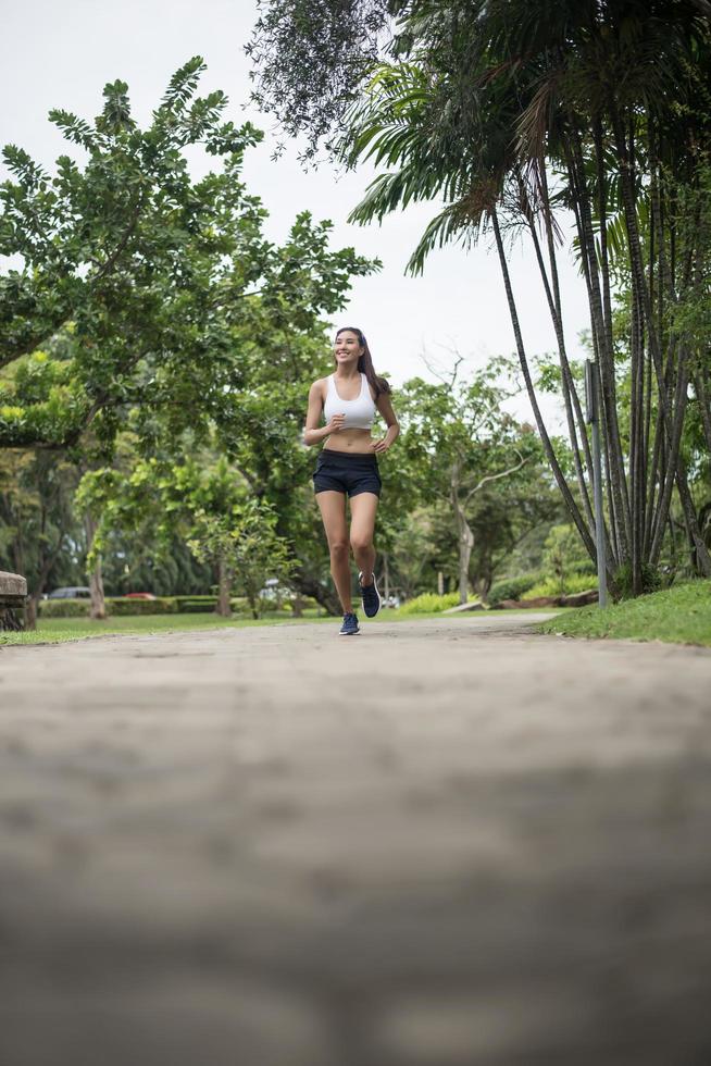 joven mujer deportiva corriendo en el parque foto