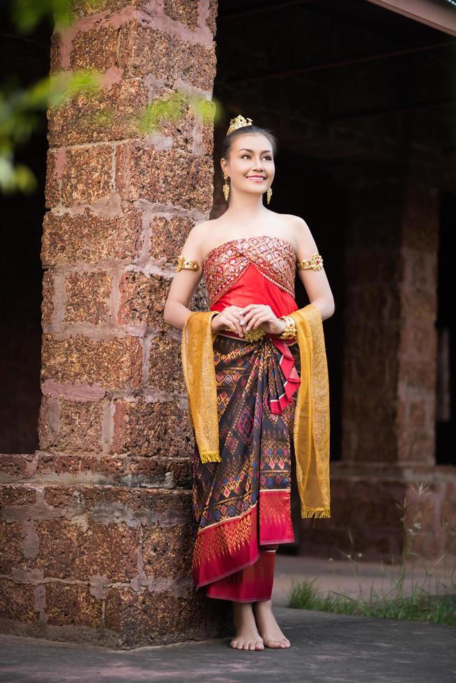 mujer vistiendo un vestido típico tailandés foto