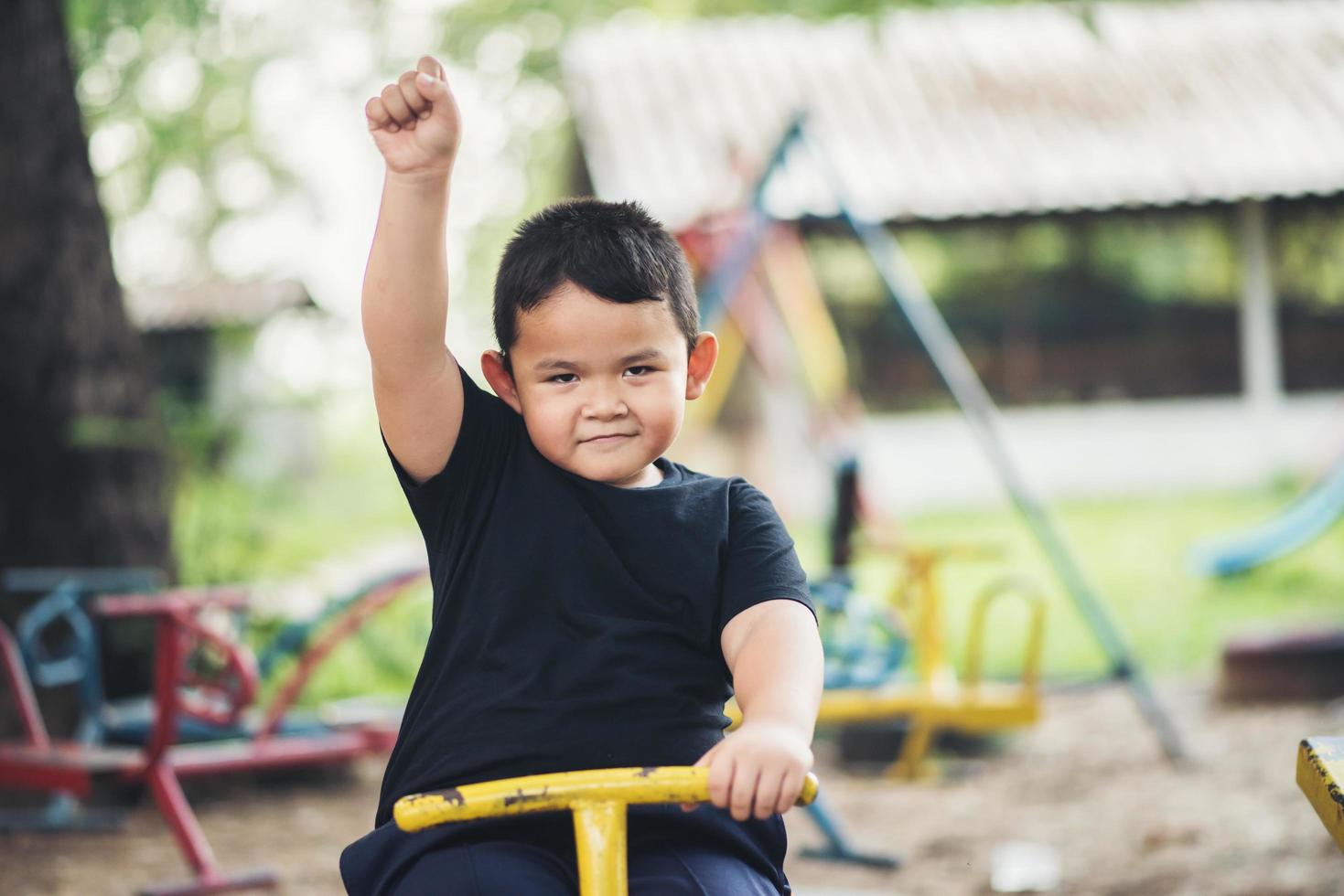 niño jugando en el parque foto