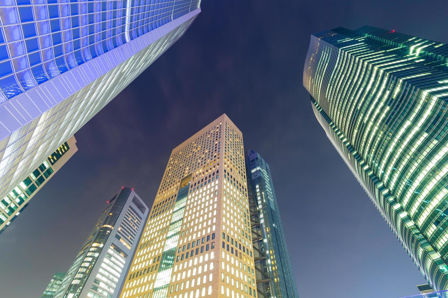 rascacielos en tokio por la noche foto