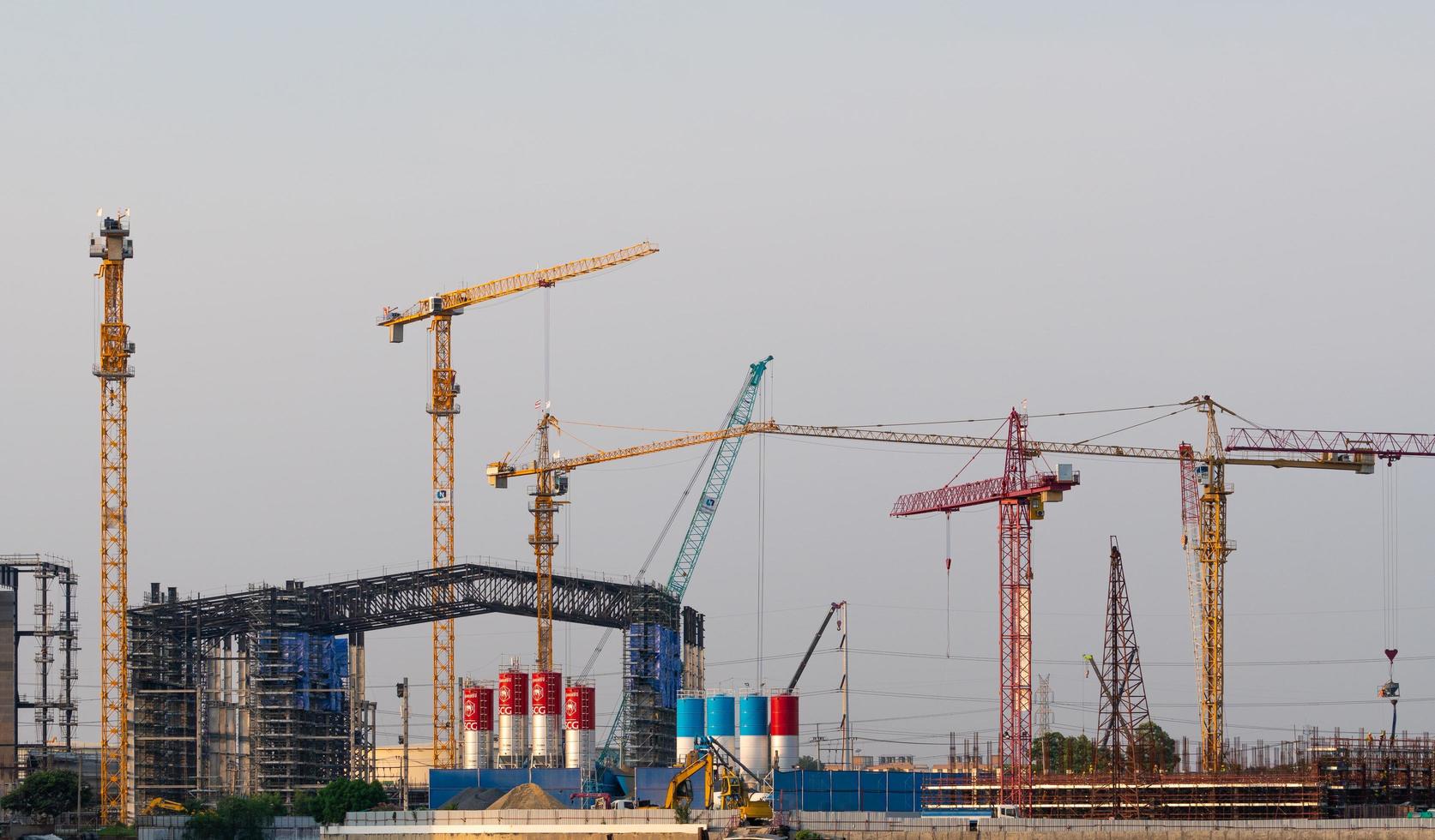 Grúas de construcción en Bangkok, Tailandia foto