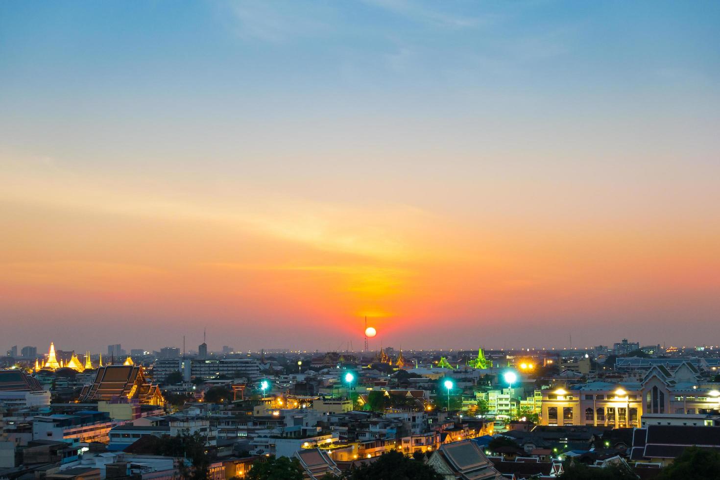 puesta de sol en la ciudad de bangkok foto