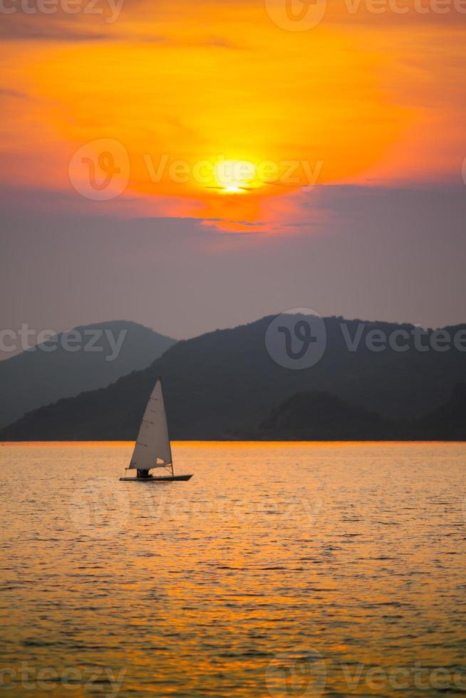 velero y puesta de sol foto
