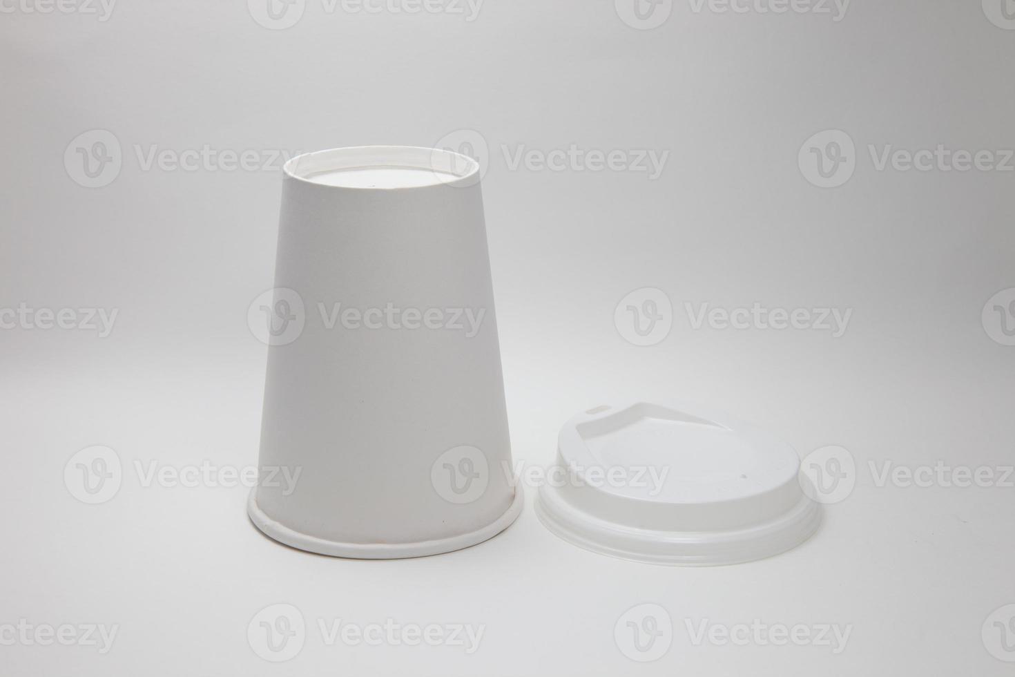 Vaso de papel al revés en blanco foto