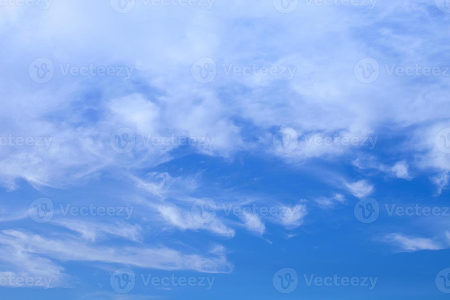 nubes de luz y cielo azul foto