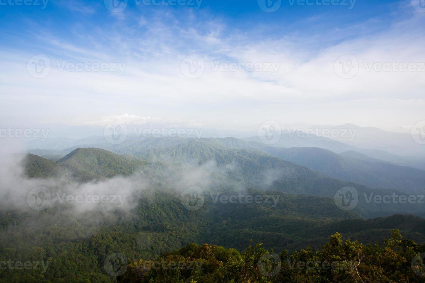 vista aérea de las montañas neblinosas foto