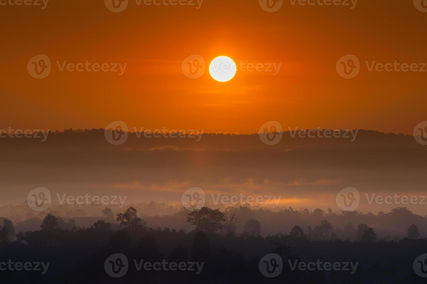 amanecer sobre montañas brumosas foto