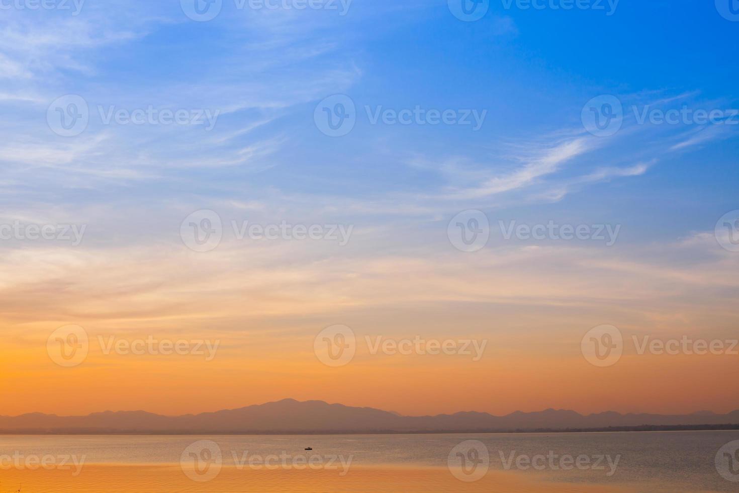 amanecer naranja en un cielo azul foto