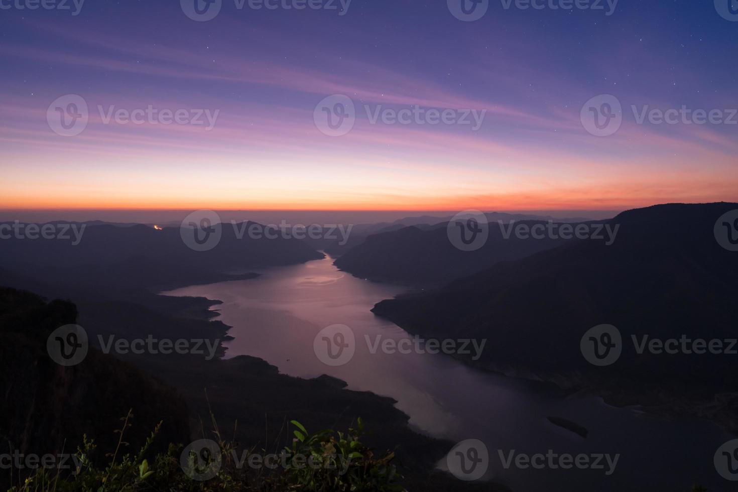 colorido amanecer sobre un río foto