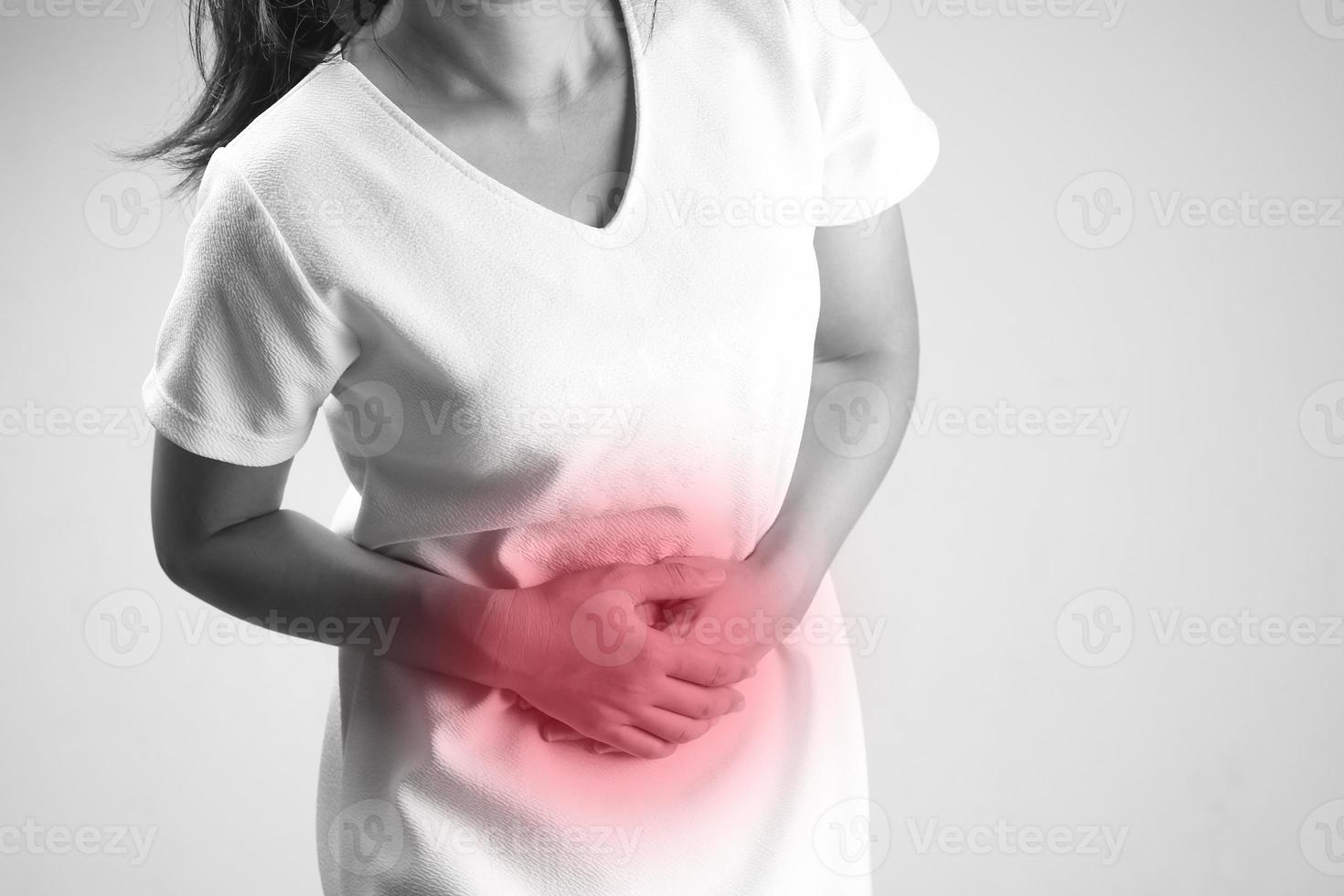 mujer que tiene dolor de estómago en blanco y negro foto