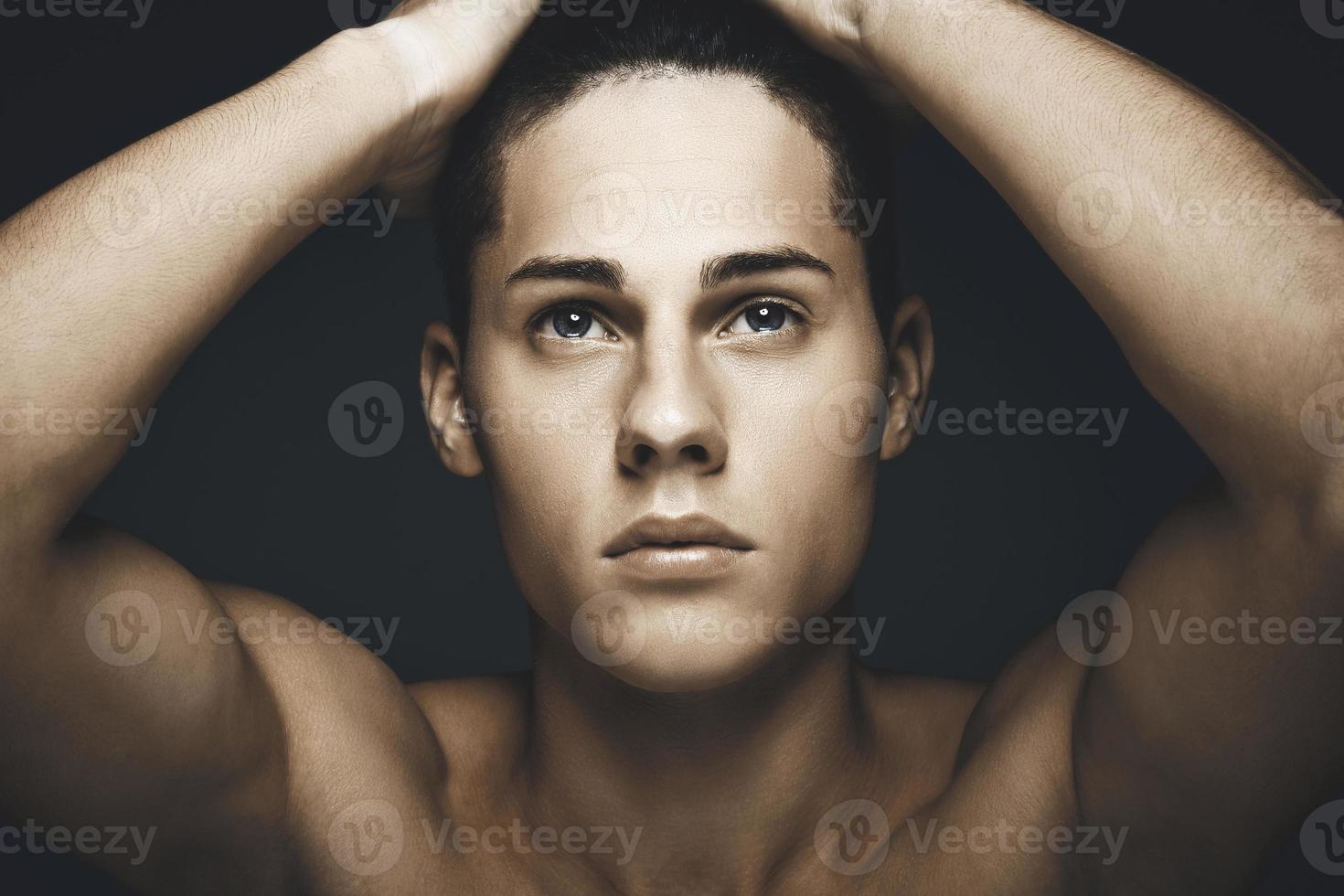 belleza, retrato, de, joven, guapo, hombre foto