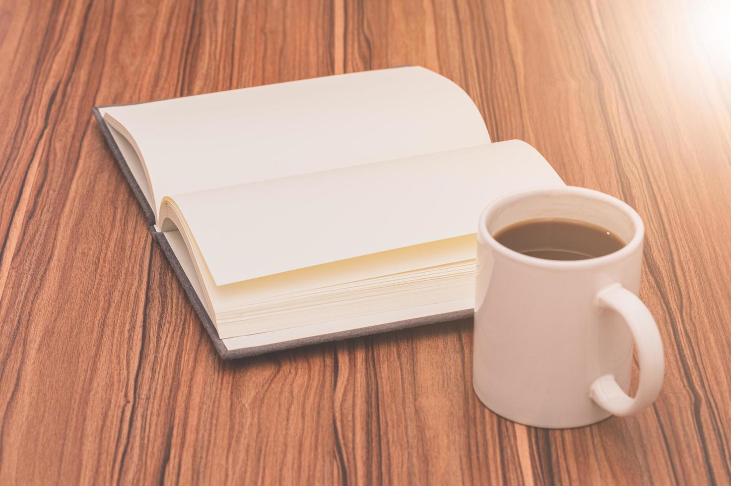 cuaderno y una taza de café foto