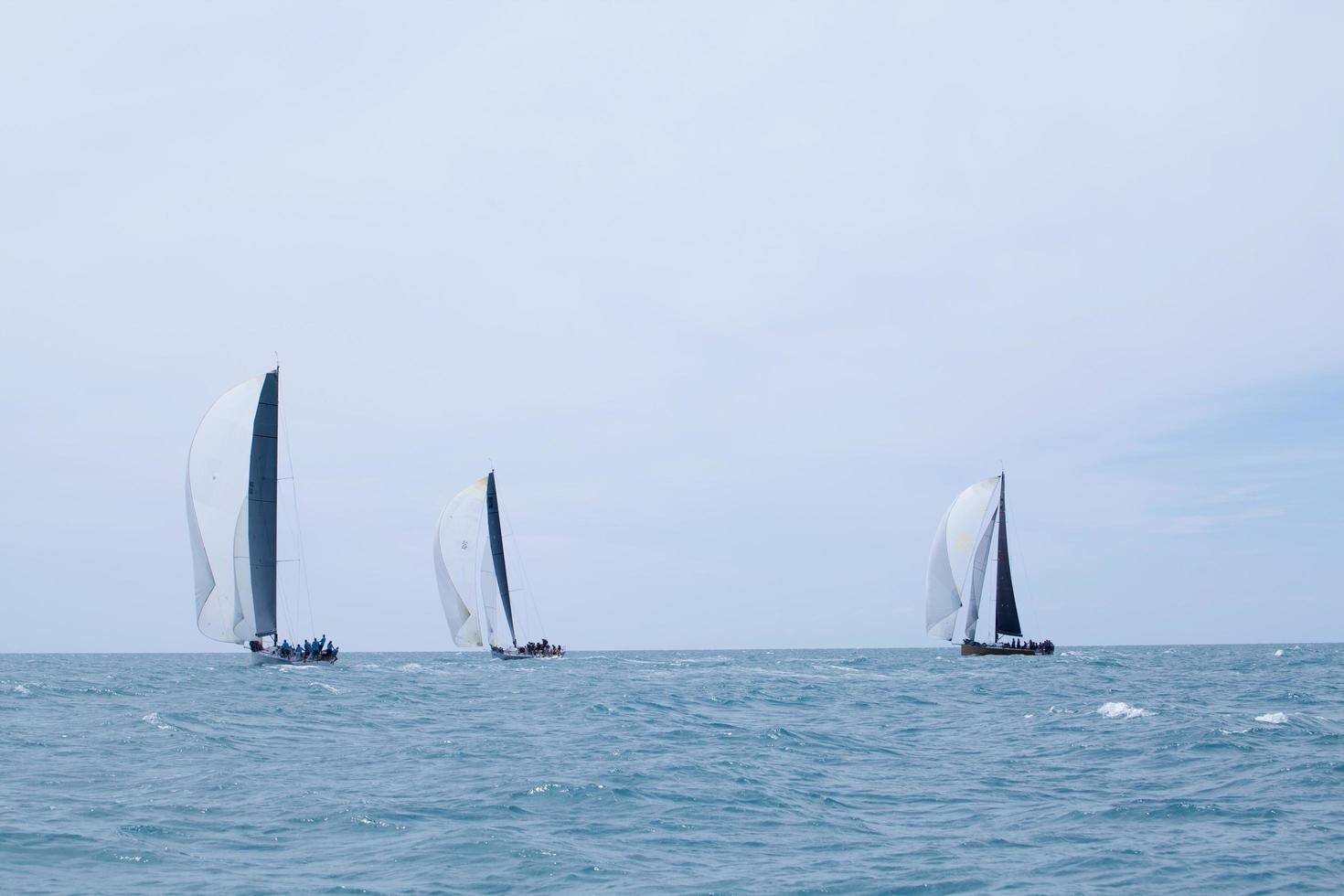 playa de chaweng, tailandia, 25 de mayo de 2019 - carrera de tres veleros foto