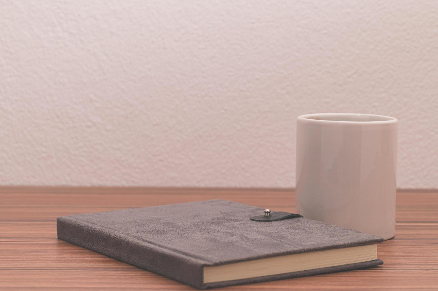 cuaderno y una taza de café foto