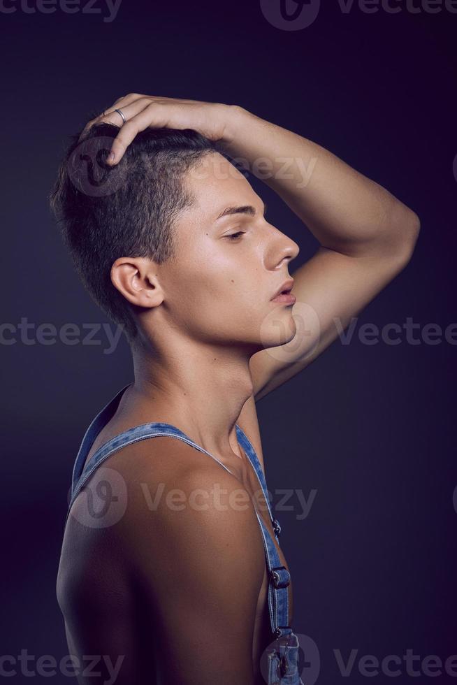 Retrato de moda de joven apuesto joven foto