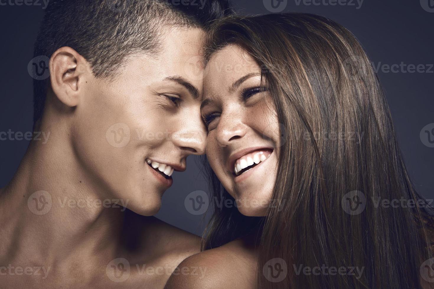pareja joven belleza compartiendo un momento tierno foto