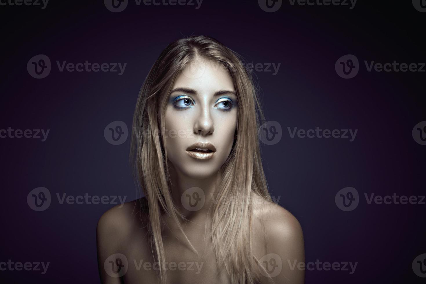 Retrato de belleza de una joven mujer sexy sobre un fondo azul oscuro foto