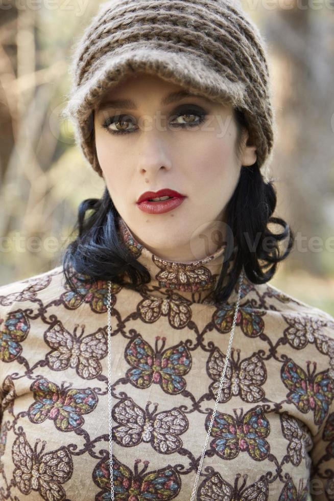 retrato de mujer joven hermosa, de cerca al aire libre foto