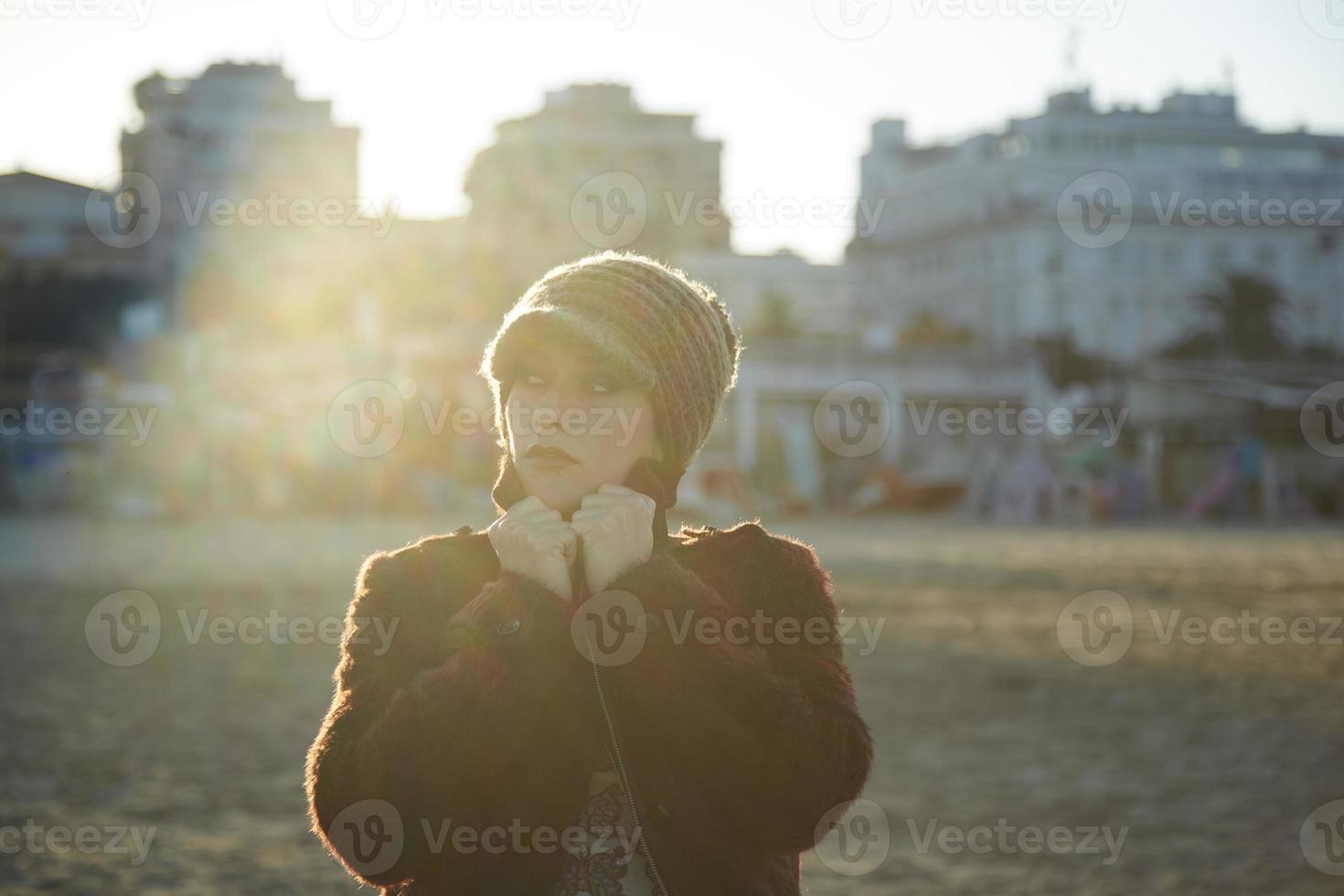 retrato de mujer joven hermosa, de cerca al aire libre foto