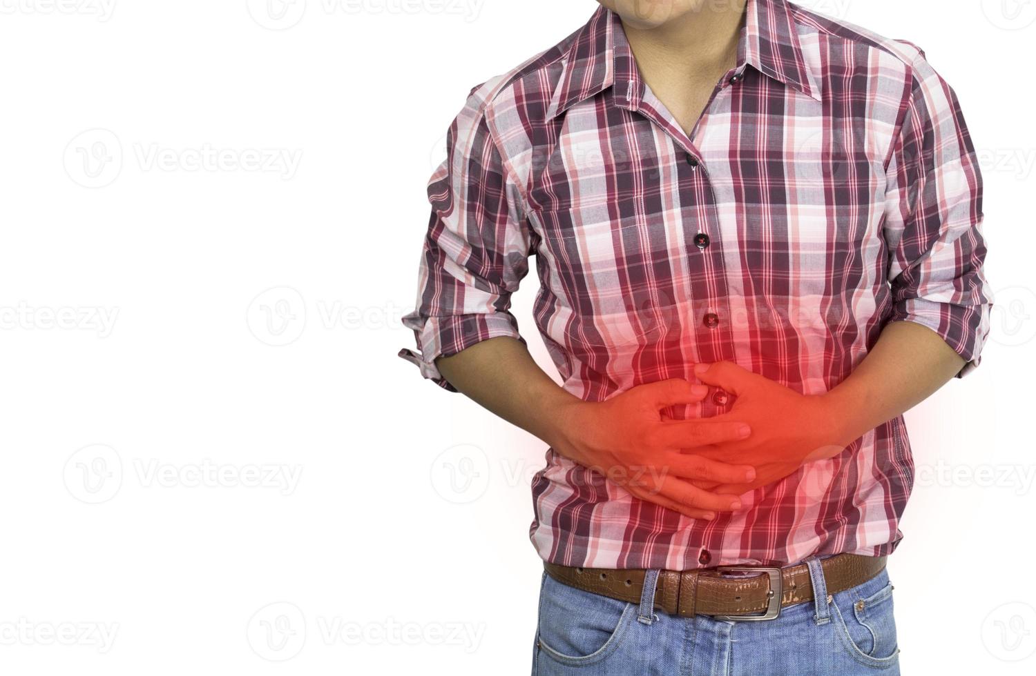 Un hombre tiene dolor de estómago aislado sobre fondo blanco. foto