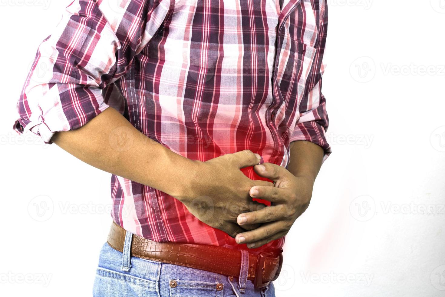 Un hombre tiene dolor de estómago aislado sobre fondo blanco. foto