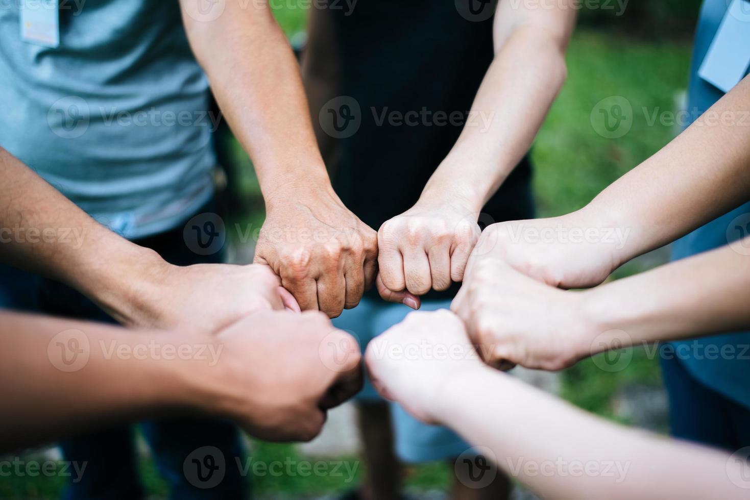 primer plano, de, estudiantes, posición, con, manos juntas foto