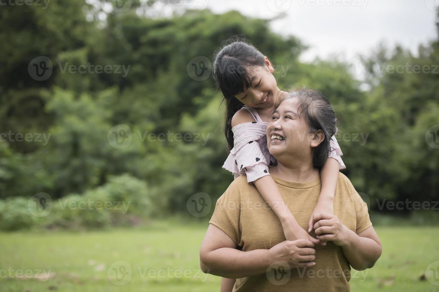 abuela jugando con su nieta en el parque foto