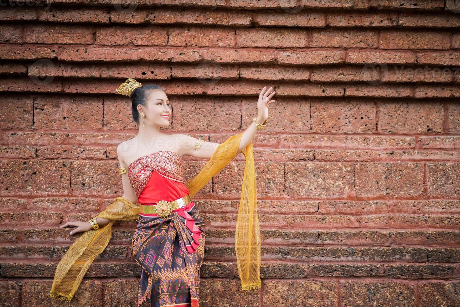 mujer vistiendo un vestido típico tailandés foto