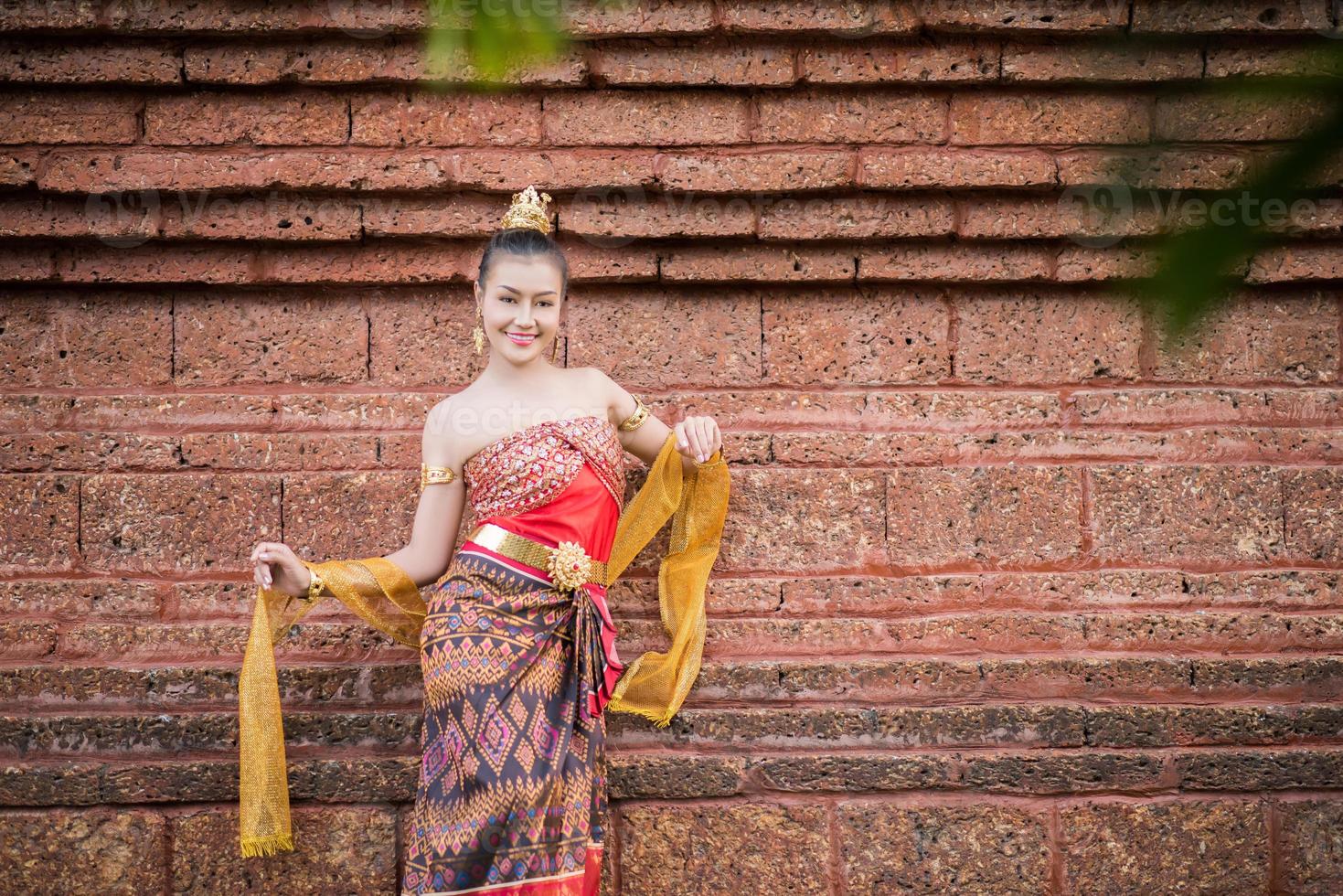 mujer vistiendo un vestido típico tailandés foto