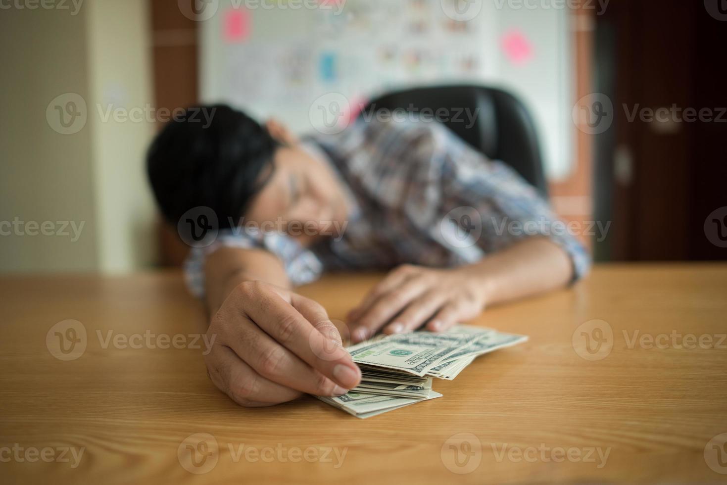 hombre durmiendo con billetes de un dólar foto