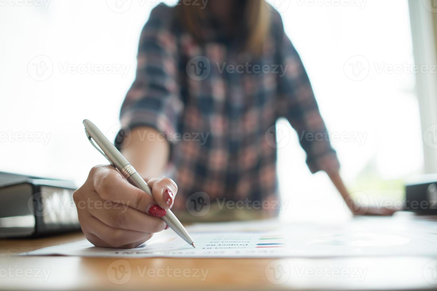 primer plano, de, hombre de negocios, en el escritorio foto